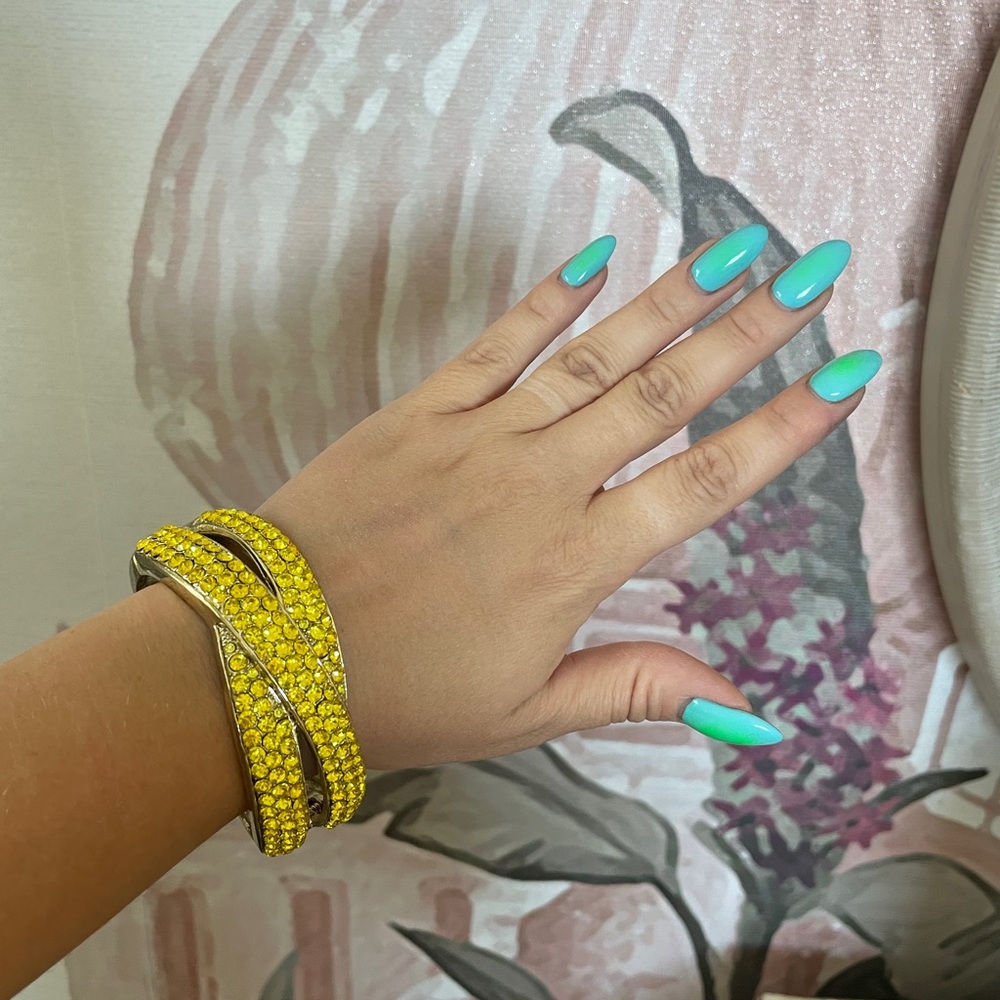 NWOT Yellow crystal magnet metal bracelet gold